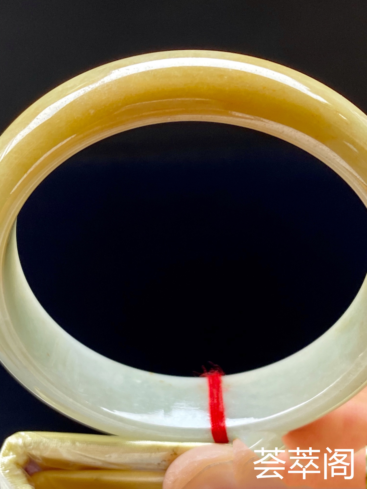 黄翡手镯，特惠（不议价），57.4/13.6/7.7。完美，种水老，细腻水润，色泽鲜艳，饱满大气，艳丽夺目，性价比高。s