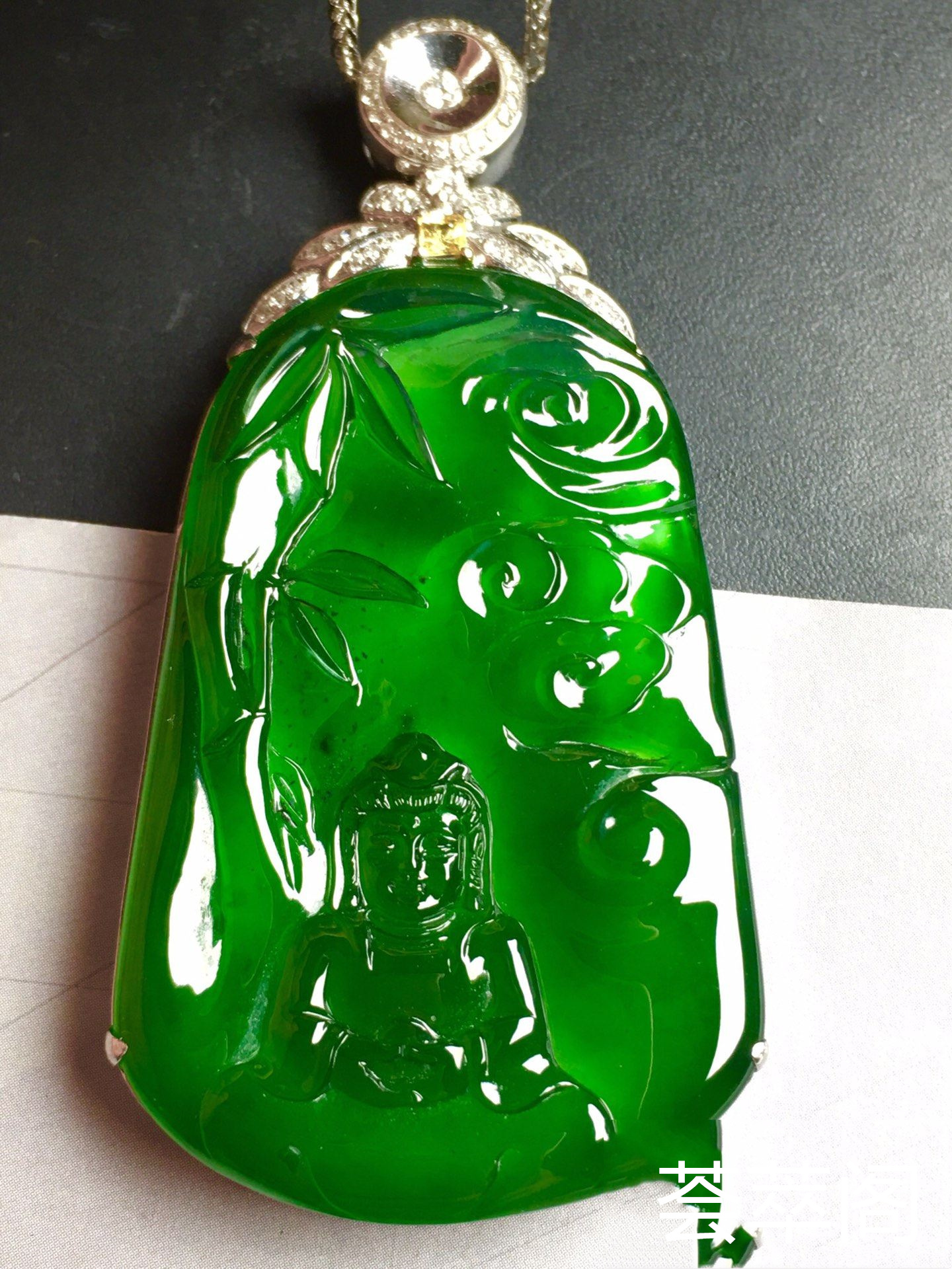 【观音菩萨，冰正阳绿】很冰透，‮润水‬细腻，完美，18k金‮华奢‬钻‮镶石‬嵌☕第2张