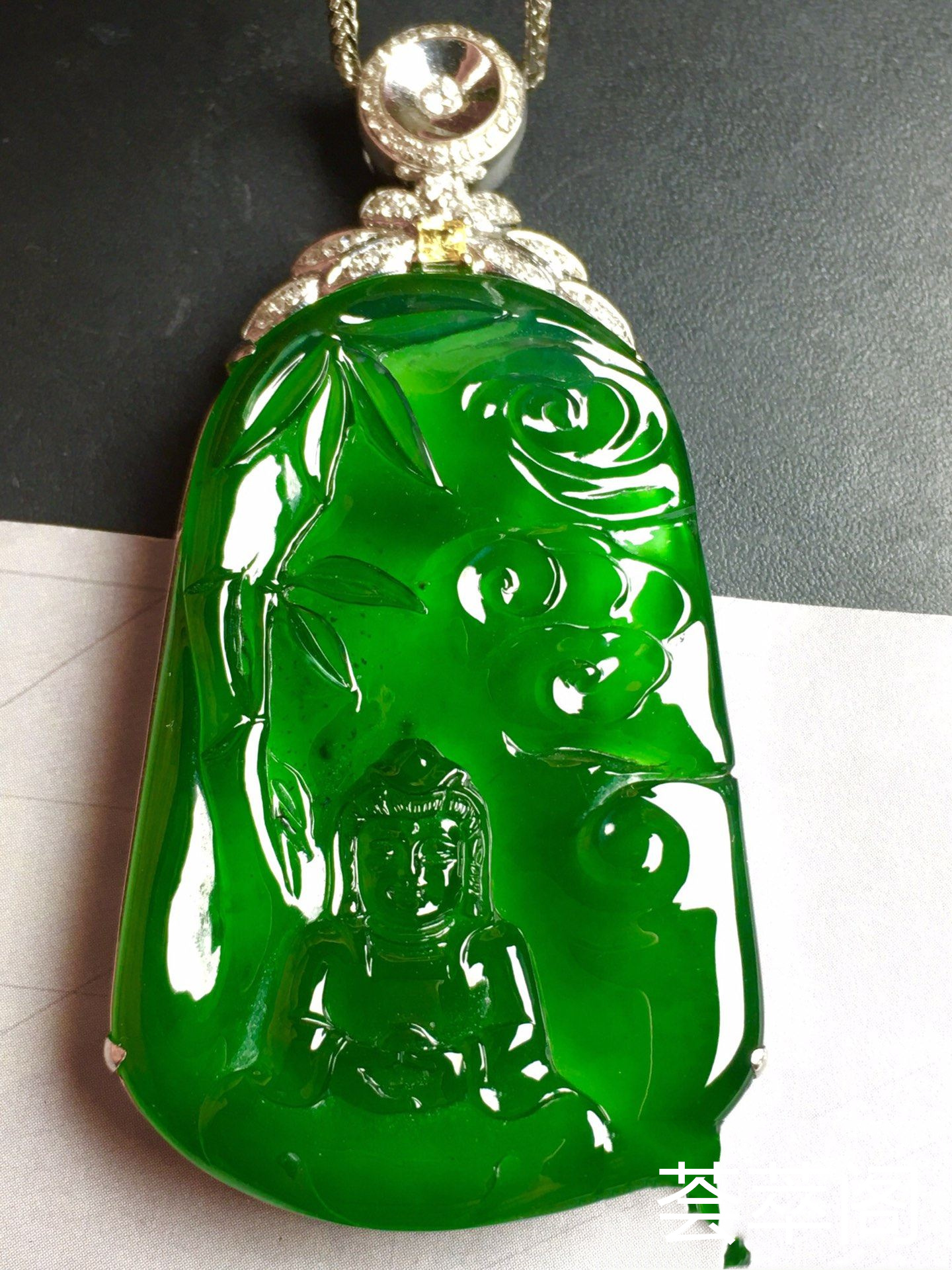 【观音菩萨，冰正阳绿】很冰透，‮润水‬细腻，完美，18k金‮华奢‬钻‮镶石‬嵌☕第3张