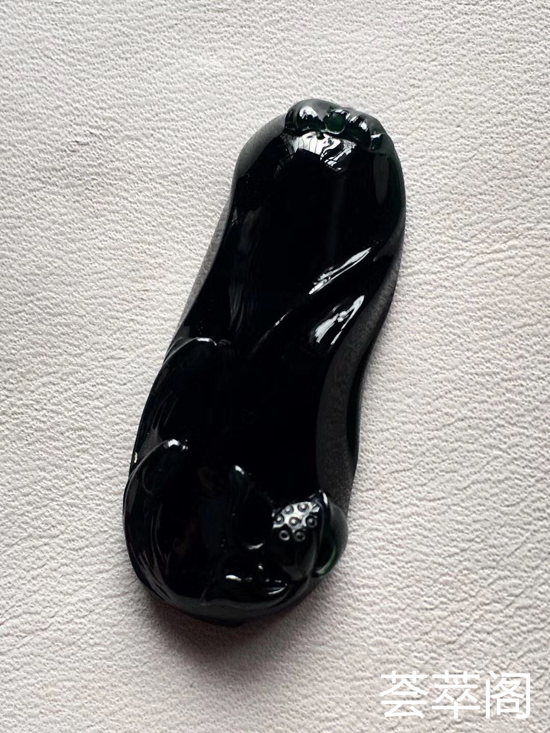 顶级料子：【墨翠连年有余*力争上游】玻璃种！  老坑高冰   极品墨翠   蛋面品质雕刻而成   黑度种水都是极品中上上品       冰透无比   种老起胶     品质极高   性价比超高 （翡翠中最神秘的第5张