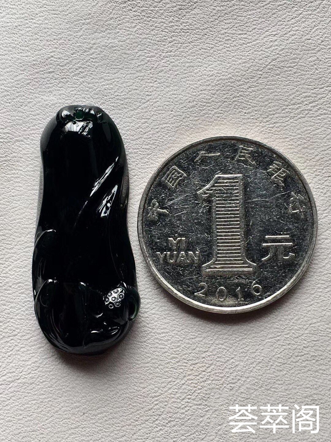顶级料子：【墨翠连年有余*力争上游】玻璃种！  老坑高冰   极品墨翠   蛋面品质雕刻而成   黑度种水都是极品中上上品       冰透无比   种老起胶     品质极高   性价比超高 （翡翠中最神秘的第4张