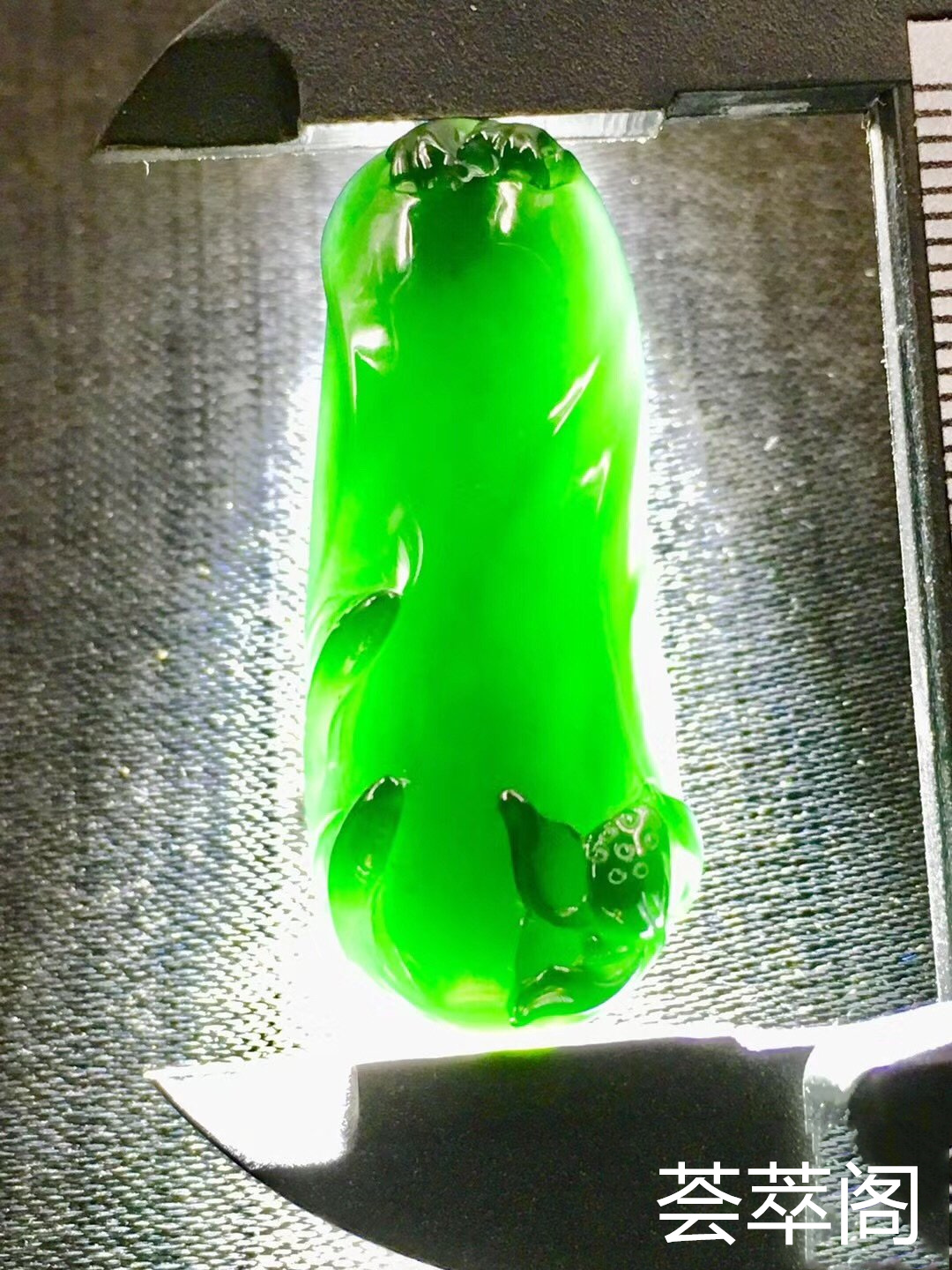 顶级料子：【墨翠连年有余*力争上游】玻璃种！  老坑高冰   极品墨翠   蛋面品质雕刻而成   黑度种水都是极品中上上品       冰透无比   种老起胶     品质极高   性价比超高 （翡翠中最神秘的第2张