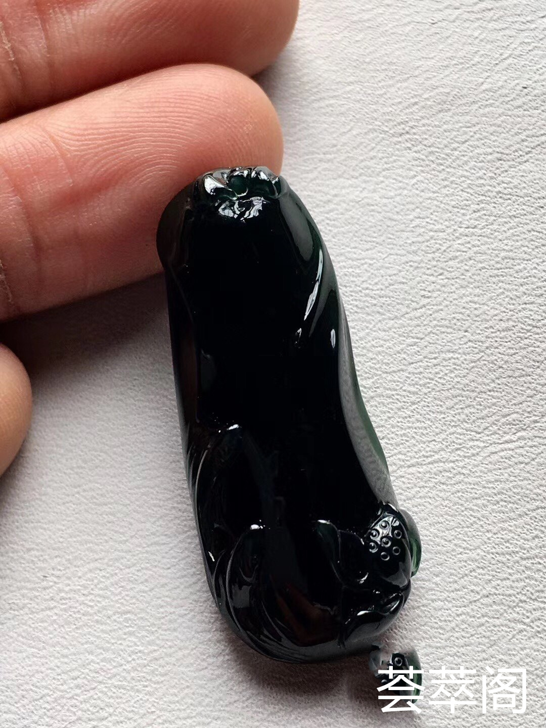 顶级料子：【墨翠连年有余*力争上游】玻璃种！  老坑高冰   极品墨翠   蛋面品质雕刻而成   黑度种水都是极品中上上品       冰透无比   种老起胶     品质极高   性价比超高 （翡翠中最神秘的第6张