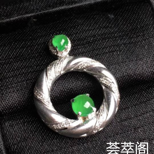 冰阳绿蛋面戒指吊坠精美别致，玉质细腻，完美套装价    