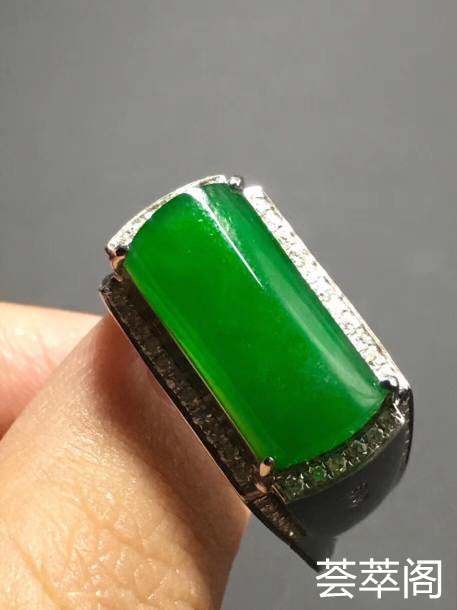 冰种正阳绿马鞍戒指！色阳种好！完美水润！裸石：16*8*3mm，        