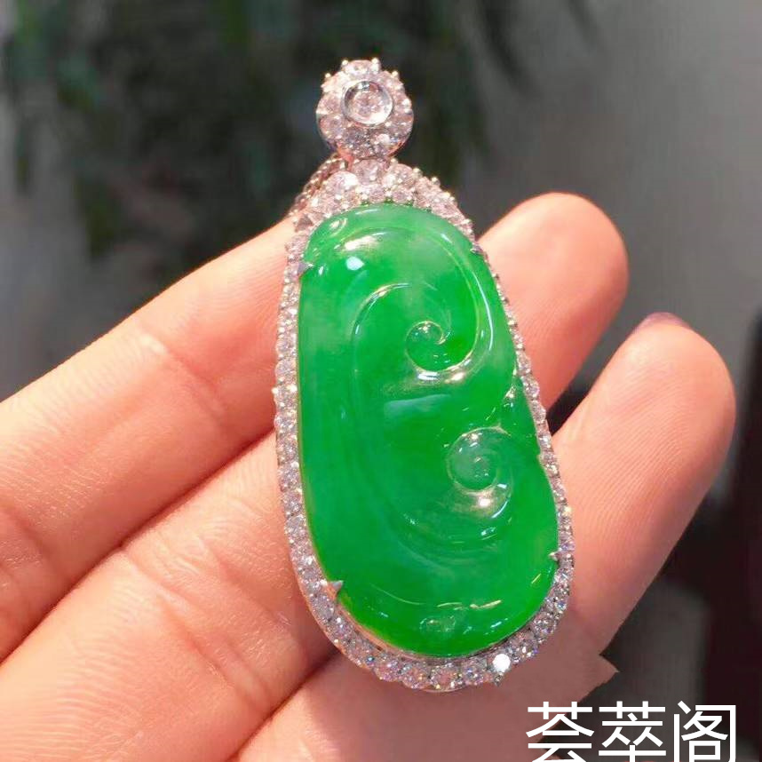 满绿色如意吊坠