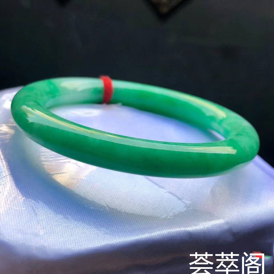 满绿圆条手镯，完美水润
尺寸56-8.5
价 4