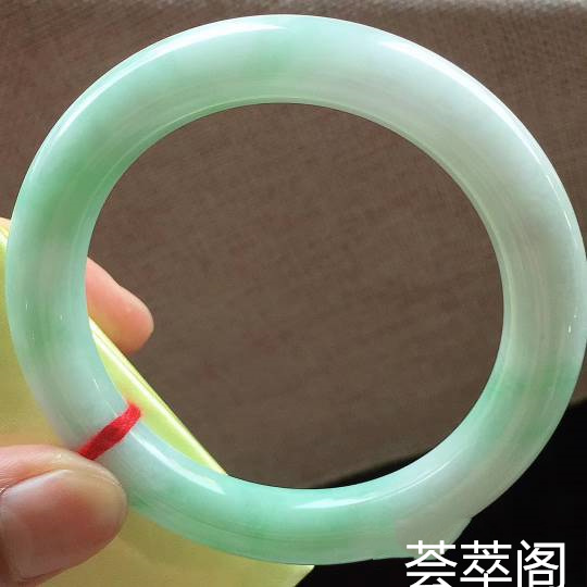 飘绿圆条手镯
，圈口55.5*10.5*10.3mm
细腻水润，质地均匀，完美，圆条55-56可带