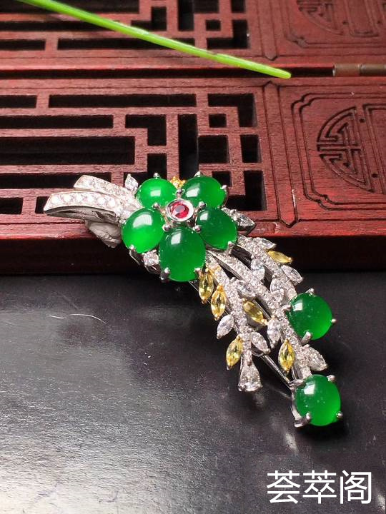 精品满绿蛋面胸针，18K金伴钻镶嵌，冰透水润，饱满圆润，底庄细腻，种好色辣，造型美观，设计巧妙，佩戴效果佳。镶嵌尺寸：45.1～14.7～9.4，[玫瑰][玫瑰][玫瑰