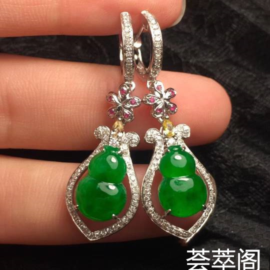 ✨✨高冰老坑种辣绿葫芦耳坠✨✨超时尚出色，种老色阳，水润起光，佩戴起来超优雅，重金满钻镶嵌起来[玫瑰]杀