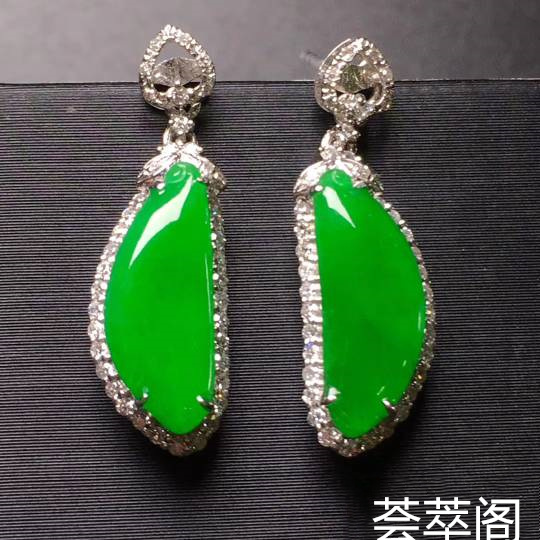 18K金镶翡翠正阳绿福瓜耳坠，完美无暇，种色1流，饱满卖相好，质量刚刚的，性价比超高，值得杀手慢无️����
