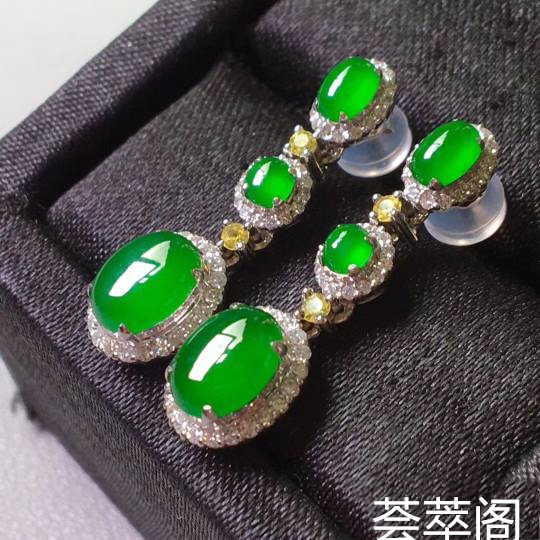 冰阳绿耳坠。完美。水头足。裸石7.5/6.2/3、25.8mm