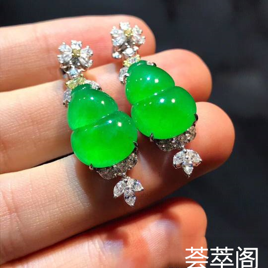 正阳绿葫芦耳坠，水色清润阳绿，细腻纯净起胶，完美时尚，尺寸如图，️����